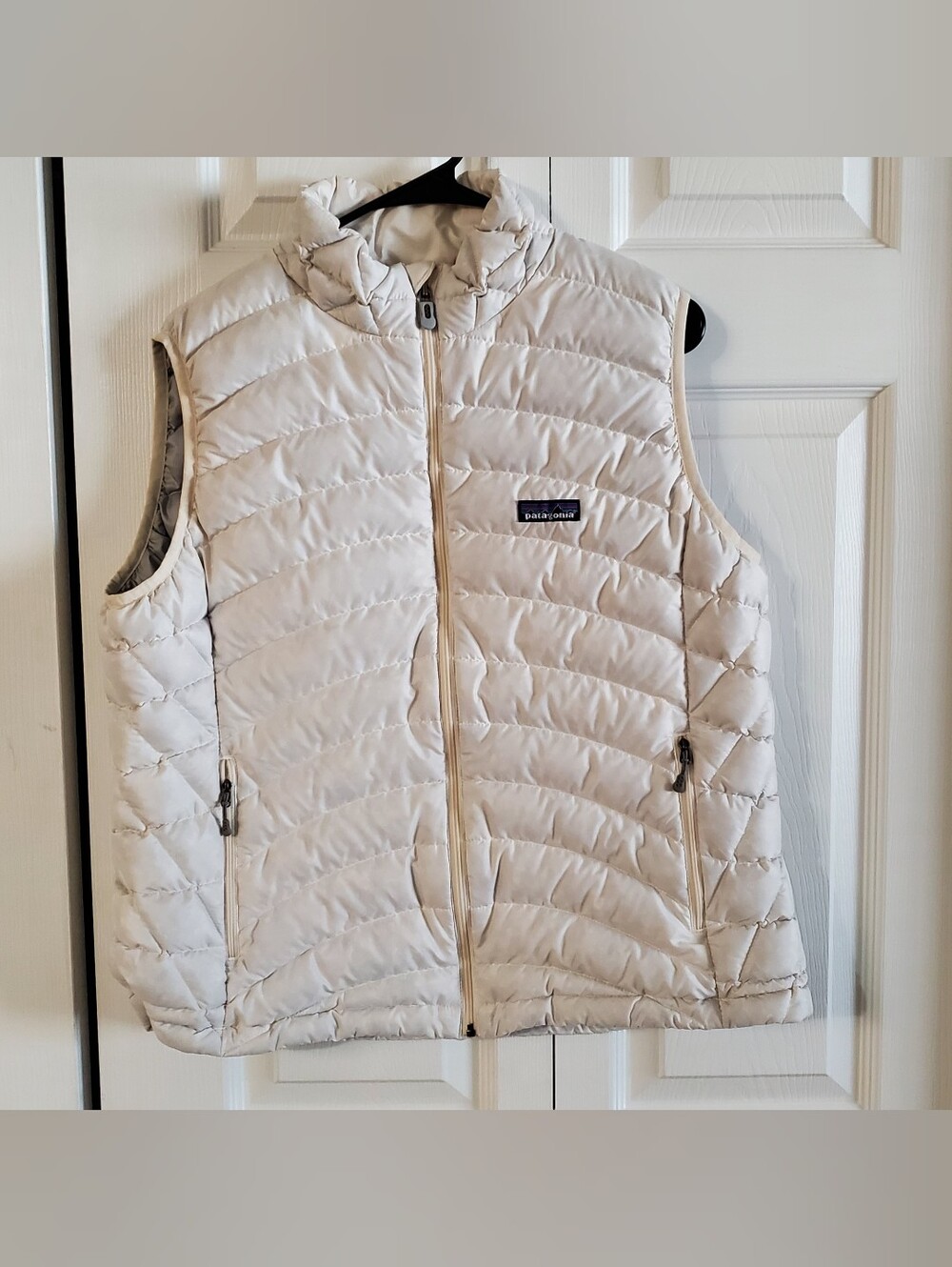 PATAGONIA OFF WHITE CREAM DOWN VEST. XL . PUFFER.